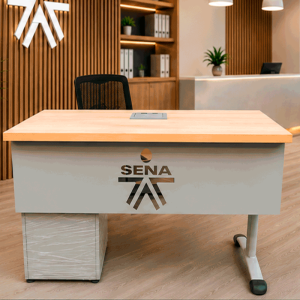 Escritorio con el logo de la empresa
