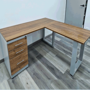Escritorio metálico acabado en madera